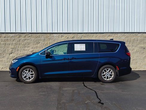 Used 2024 Chrysler Pacifica Touring-L FWD image 34