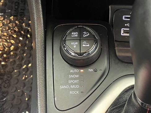 Used 2016 Jeep Cherokee Trailhawk w/ Comfort/Convenience Group image 24