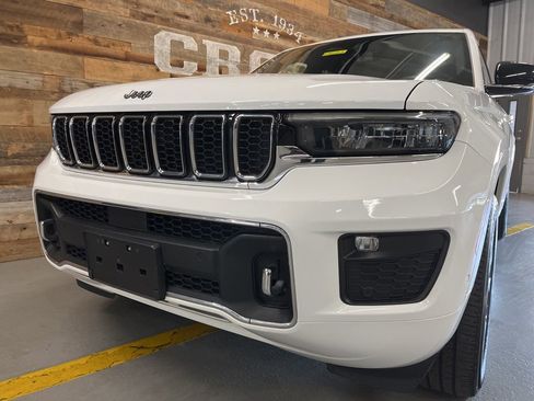 Used 2022 Jeep Grand Cherokee Overland w/ Luxury Tech Group IV AWD/4WD image 8
