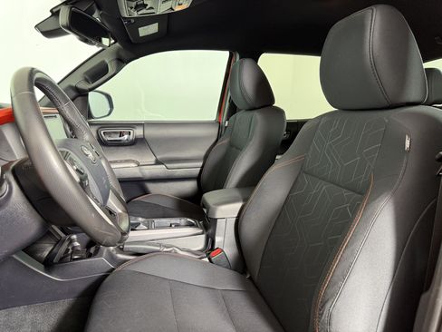 Used 2018 Toyota Tacoma TRD Off-Road AWD/4WD image 4