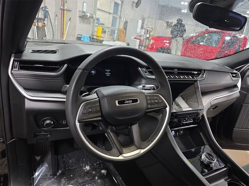 Used 2024 Jeep Grand Cherokee Altitude image 17