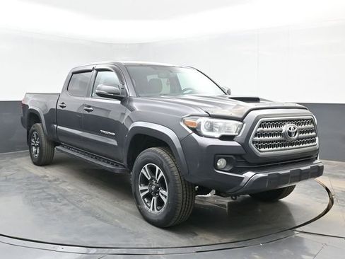 Used 2016 Toyota Tacoma TRD Sport AWD/4WD image 2