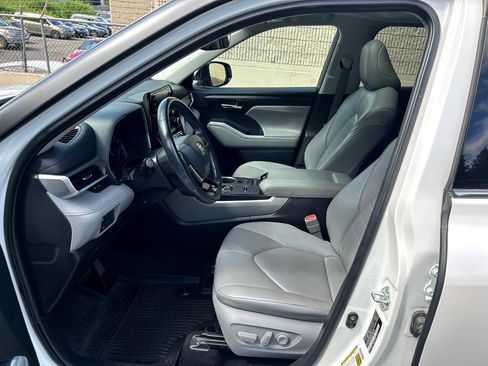 Used 2021 Toyota Highlander XLE image 9