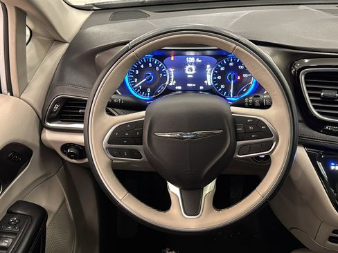 Used 2018 Chrysler Pacifica Limited image 12