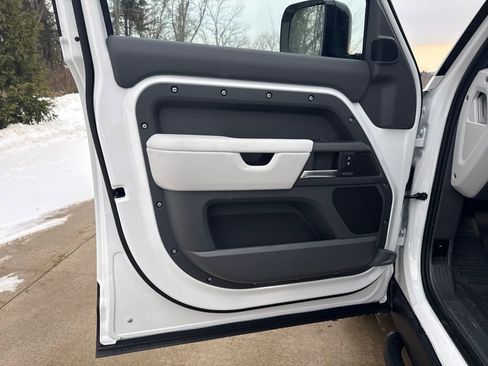 New 2026 Land Rover Defender 110 X-Dynamic SE image 9