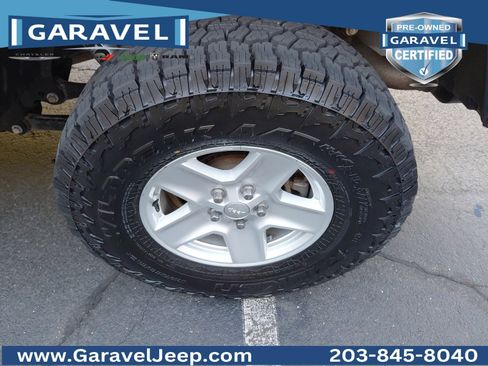 Used 2021 Jeep Gladiator Sport AWD/4WD image 23