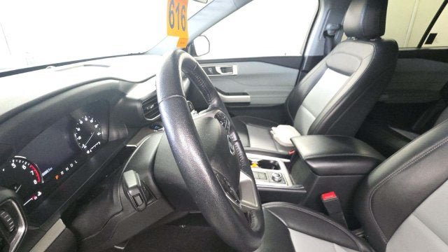 Used 2023 Ford Explorer XLT w/ Equipment Group 202A AWD/4WD image 16