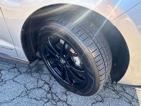 Used 2021 Toyota Sienna Platinum image 46