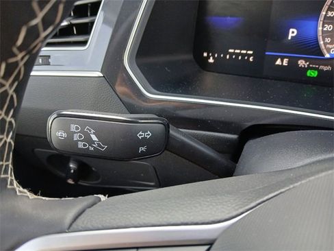 Used 2024 Volkswagen Tiguan SE w/ Panoramic Sunroof Package image 17