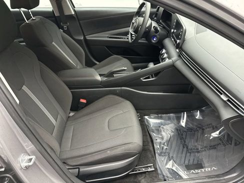 Used 2025 Hyundai Elantra SE image 16