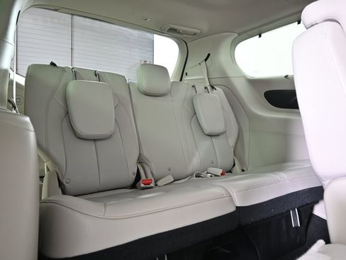 Used 2021 Chrysler Pacifica Touring-L w/ Uconnect Theater Family Group image 17