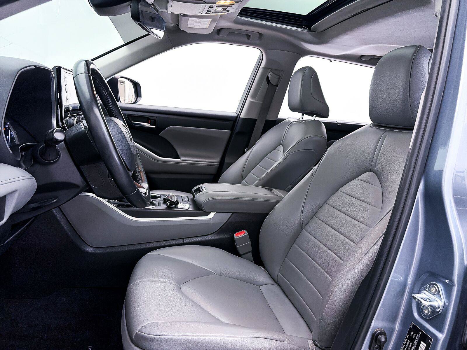Used 2022 Toyota Highlander XLE FWD image 19