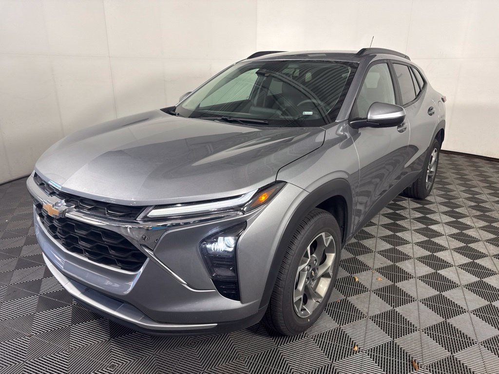 Used 2025 Chevrolet Trax LT FWD image 5