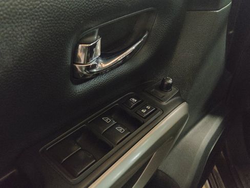 Used 2019 Nissan Titan SV w/ SV Convenience Package image 27