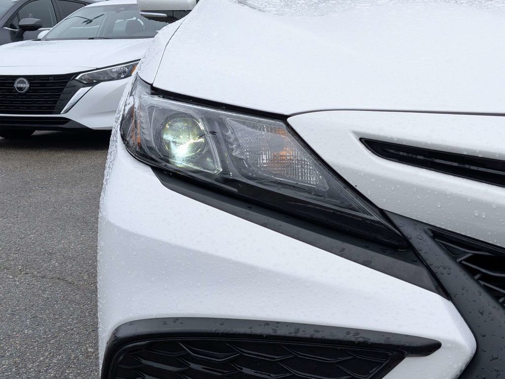 Used 2023 Toyota Camry SE FWD image 9