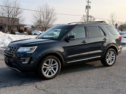 Used 2017 Ford Explorer XLT w/ Equipment Group 202A image 4