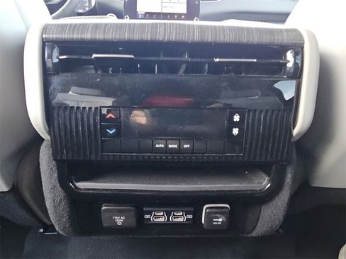 Used 2024 Jeep Wagoneer L Series II image 16