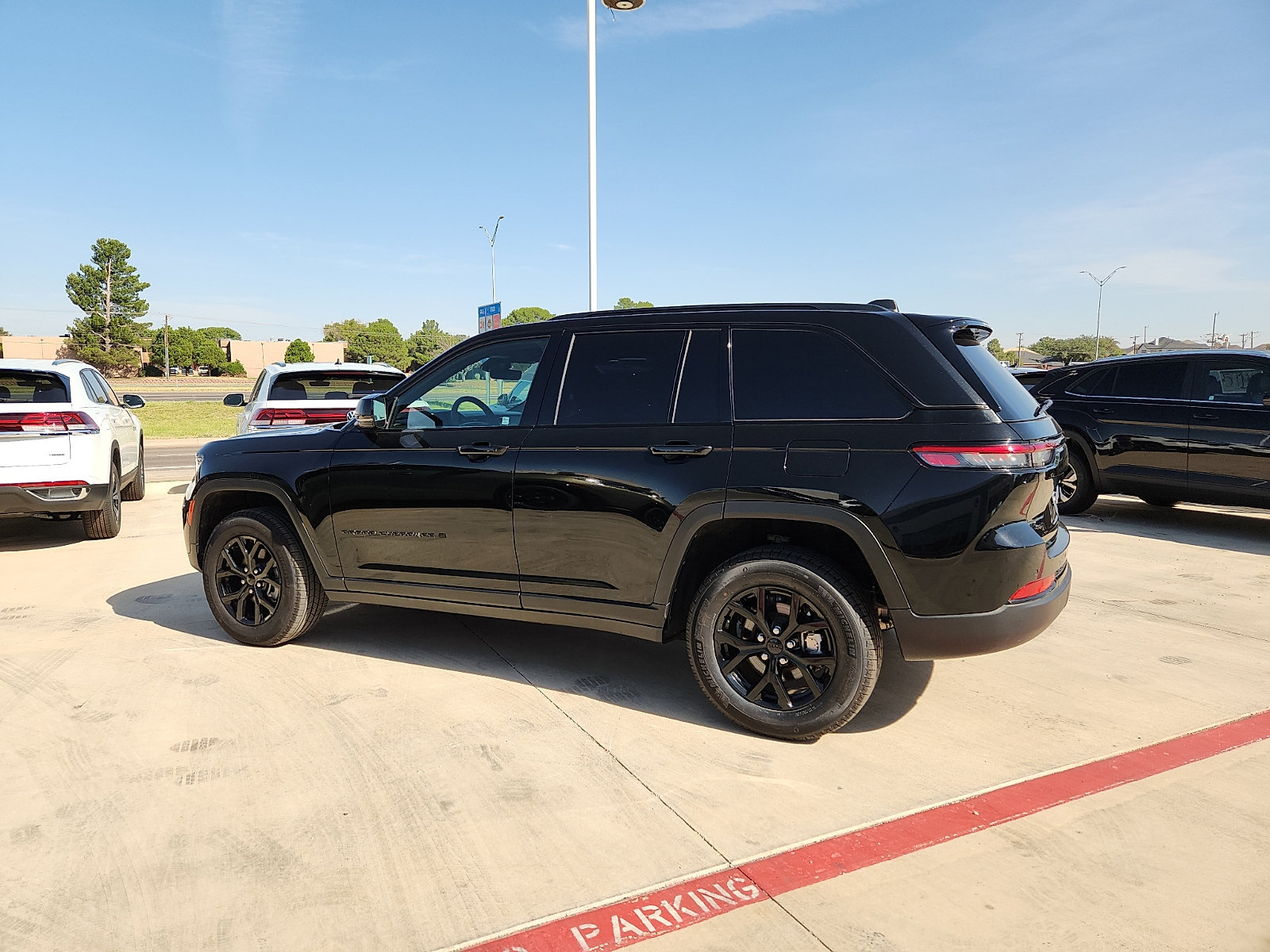 Used 2025 Jeep Grand Cherokee Altitude AWD/4WD image 3