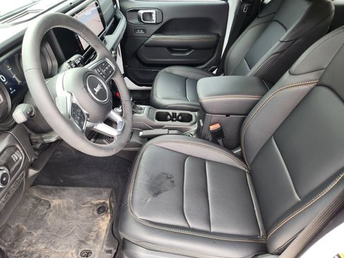 Used 2025 Jeep Wrangler Unlimited Sahara AWD/4WD image 15