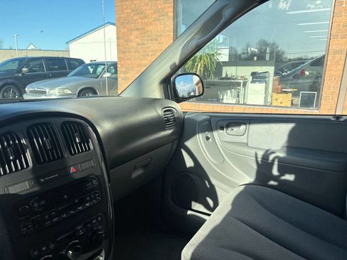 Used 2005 Dodge Grand Caravan SXT image 17