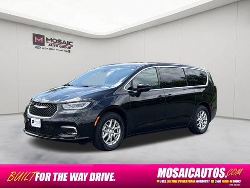 Used 2025 Chrysler Pacifica Select FWD image 3