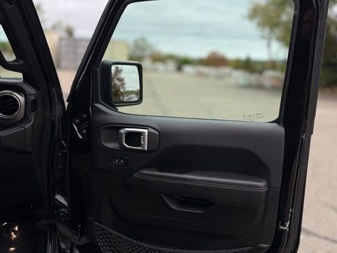 Used 2019 Jeep Wrangler Unlimited Rubicon w/ Dual Top Group image 29