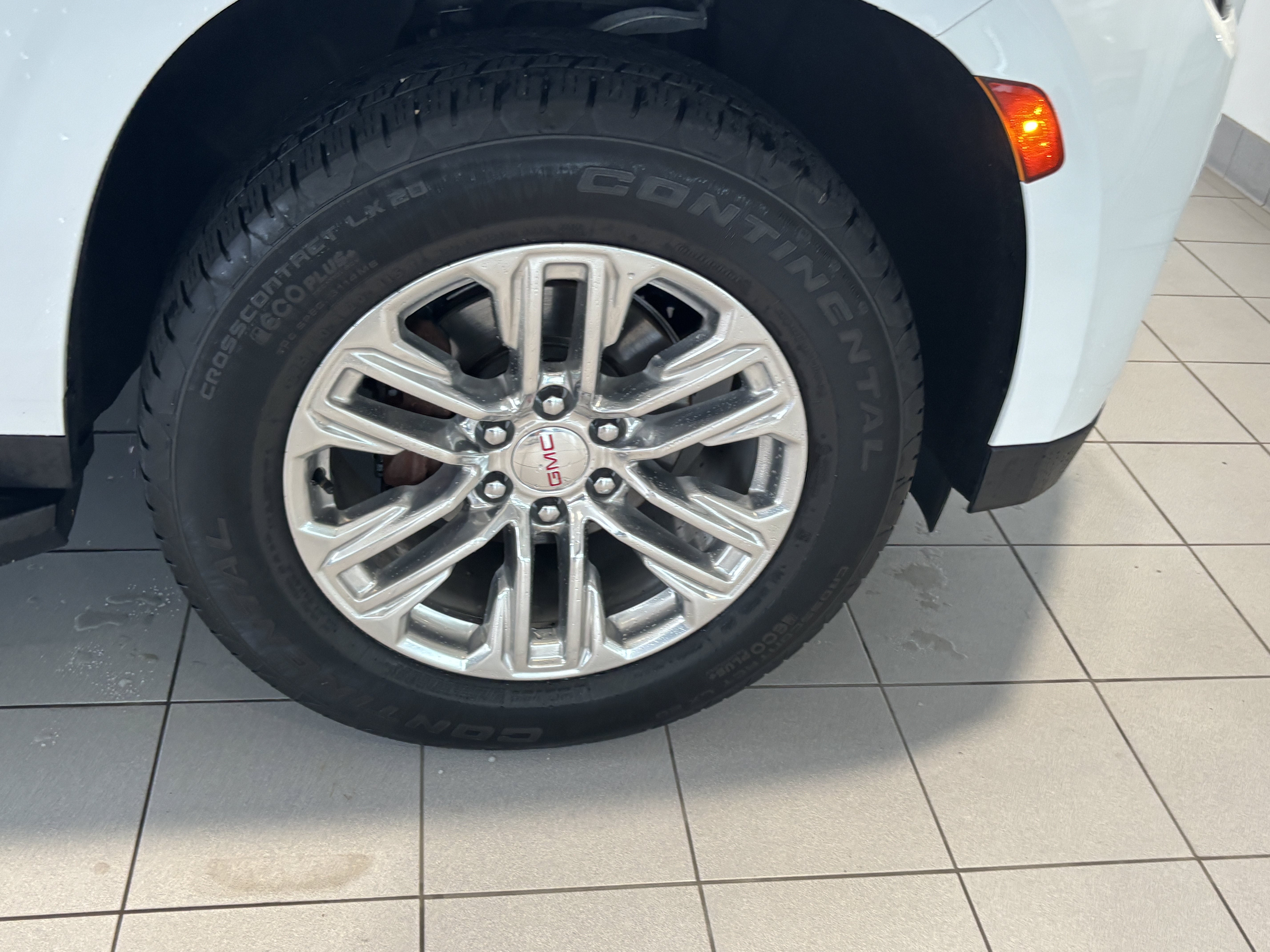 Used 2022 GMC Yukon SLT w/ SLT Premium Package AWD/4WD image 9