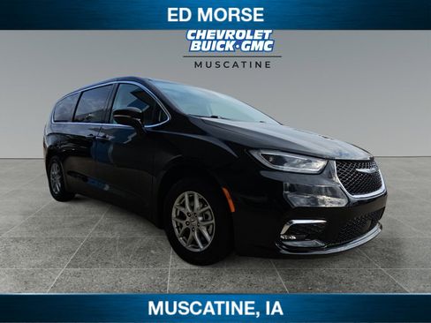 Used 2024 Chrysler Pacifica Touring-L image 7