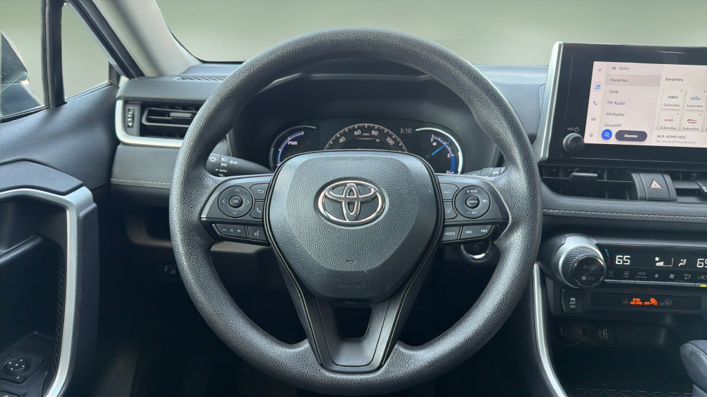 Used 2025 Toyota RAV4 XLE AWD/4WD image 9