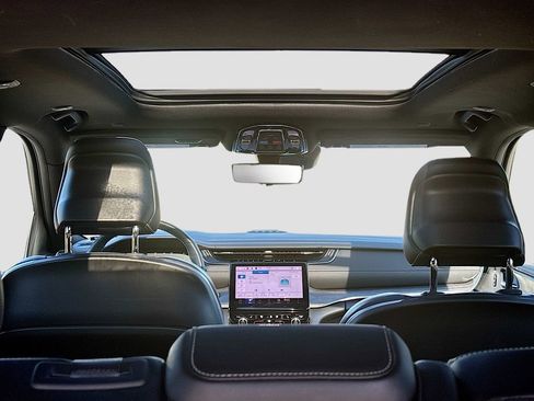 Used 2024 Jeep Grand Cherokee Overland w/ Advanced Protech Group III image 16