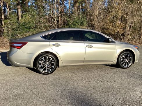 Used 2018 Toyota Avalon XLE image 4