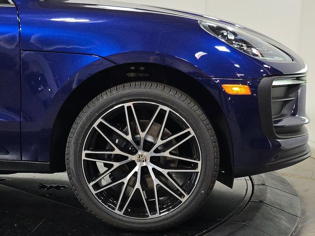 Certified 2025 Porsche Macan AWD/4WD image 11