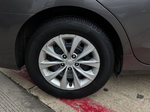 Used 2015 Toyota Camry LE FWD image 9