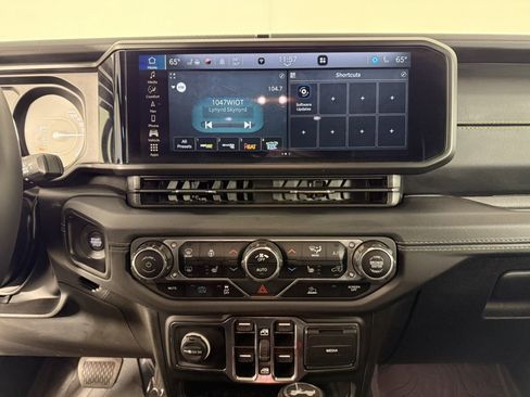 Used 2024 Jeep Wrangler Unlimited Sahara w/ Technology Group AWD/4WD image 20