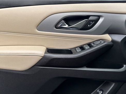 Used 2023 Chevrolet Traverse LT w/ Rear Camera Mirror Package image 11