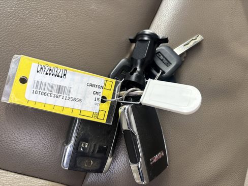 Used 2015 GMC Canyon SLT image 29