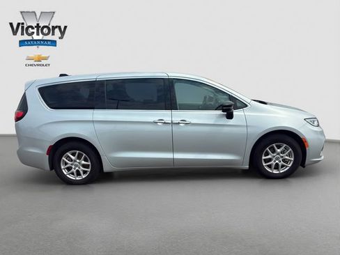 Used 2024 Chrysler Pacifica Touring-L FWD image 8
