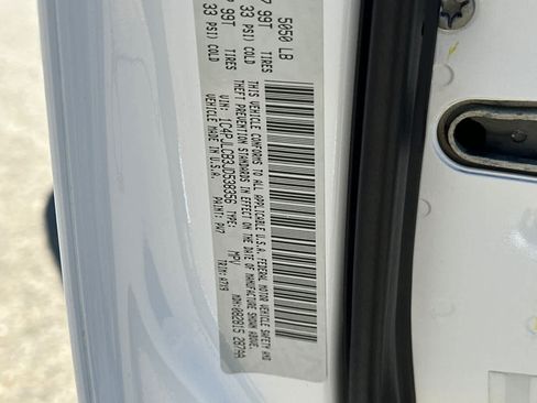 Used 2018 Jeep Cherokee Latitude FWD image 32