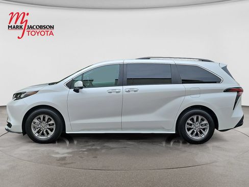 Used 2025 Toyota Sienna XLE FWD image 15