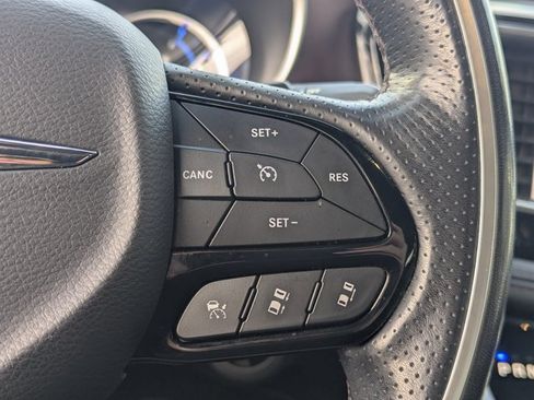 Used 2020 Chrysler Pacifica Limited image 16