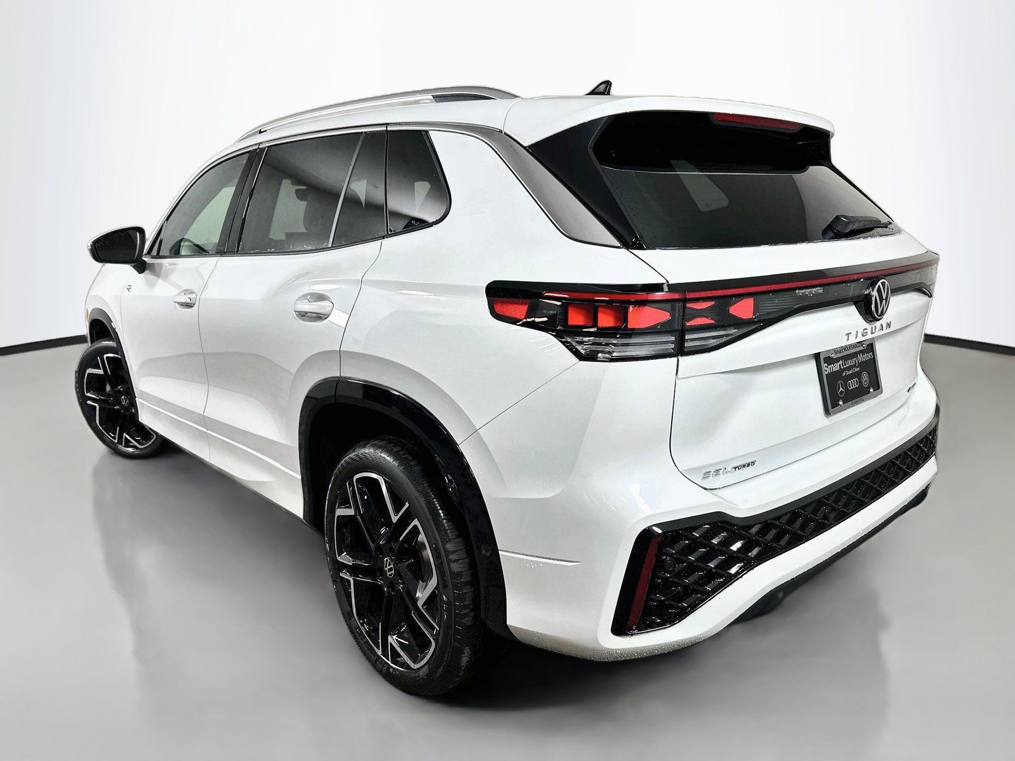 New 2026 Volkswagen Tiguan SEL R-Line AWD/4WD image 5