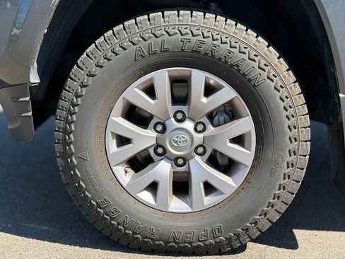 Used 2017 Toyota Tacoma SR5 w/ Tow Package AWD/4WD image 9