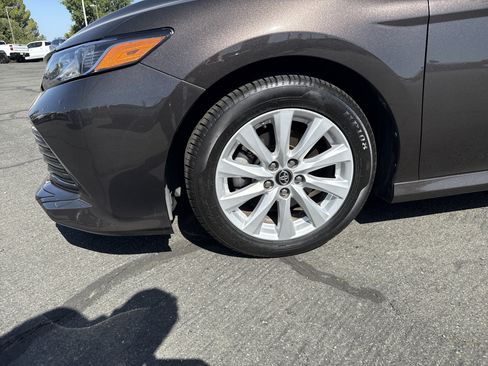 Used 2019 Toyota Camry LE w/ Convenience Package FWD image 9