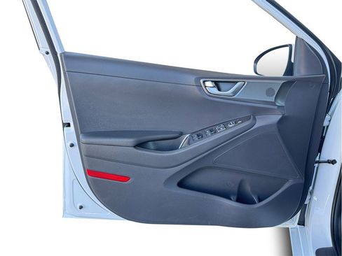 Used 2020 Hyundai Ioniq SE image 17