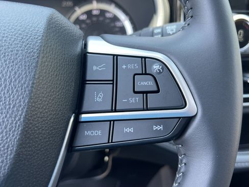 Used 2024 Toyota Highlander XLE AWD/4WD image 34