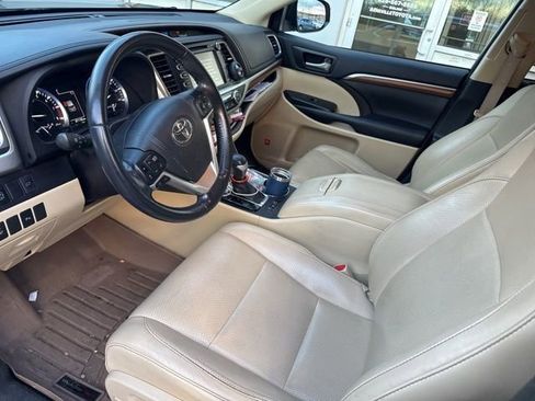 Used 2017 Toyota Highlander Limited image 13