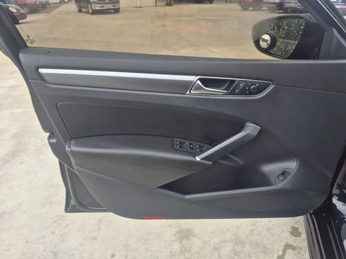 Used 2018 Volkswagen Passat 2.0T R-Line FWD image 11
