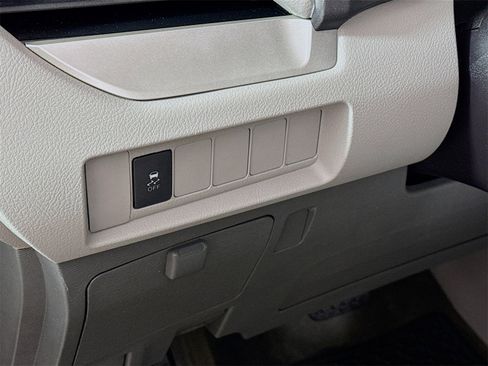 Used 2018 Toyota Sienna L image 9