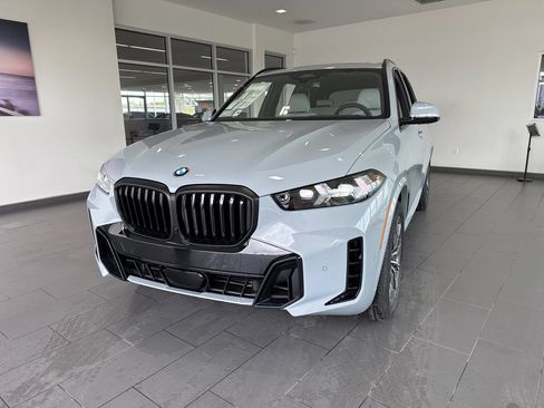 New 2026 BMW X5 xDrive40i w/ M Sport Package AWD/4WD image 3