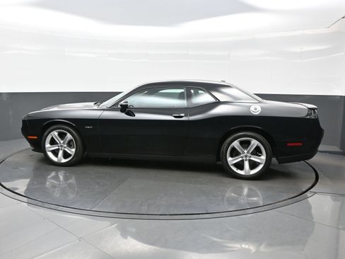 Used 2017 Dodge Challenger R/T image 3